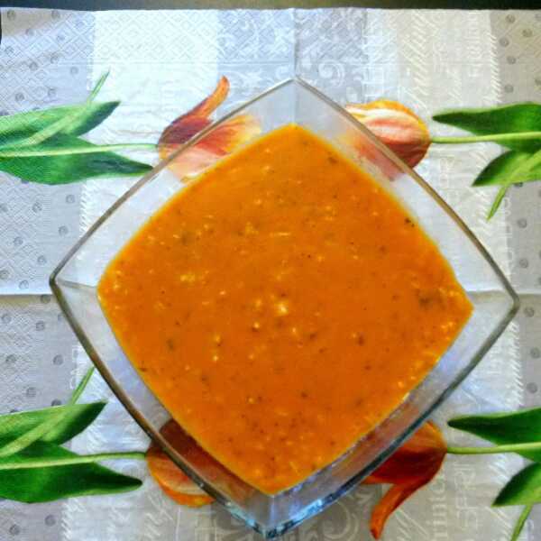 Tradycyjna zupa pomidorowa z ryżem