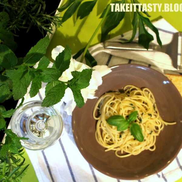 Spaghetti, czosnek, oliwa i bazylia
