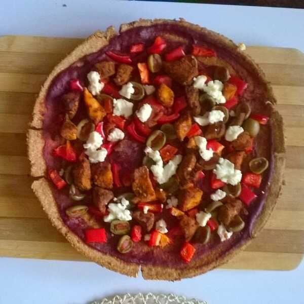 Pizza/ tarta na pełnoziarnistym spodzie