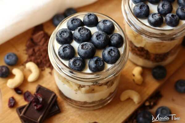 Domowa granola czekoladowa z jogurtem, borówkami i bananem