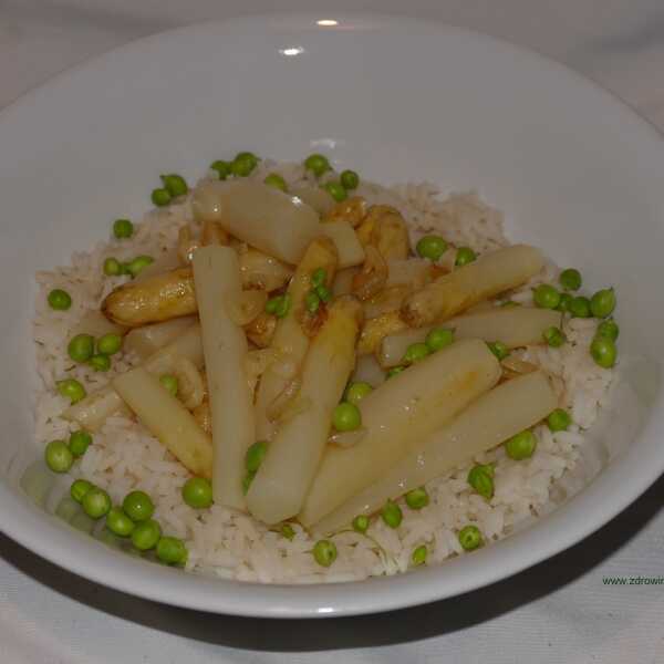  Białe szparagi z czosnkiem i ryżem.