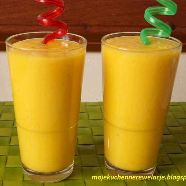 Orzeźwiające smoothie z mango i ananasa