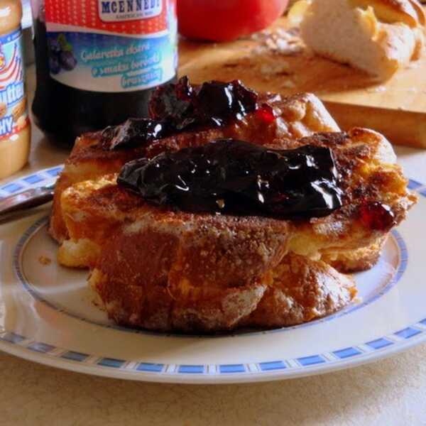 Mruczne śniadanie - tosty francuskie z masłem orzechowym i galaretką