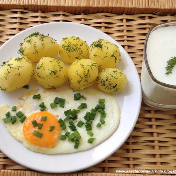 Młode ziemniaki z jajkiem sadzonym i maślanką