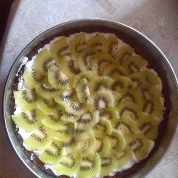 Tarta na spodzie z ciastek z mascarpone, bananami i kiwi