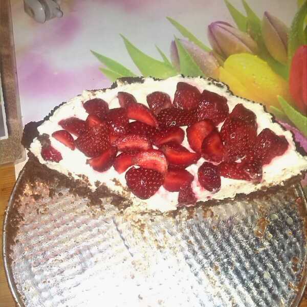 Tarta na ciastkach czekoladowych z mascarpone i truskawkami