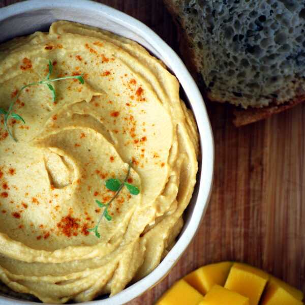 Hummus z mango i curry