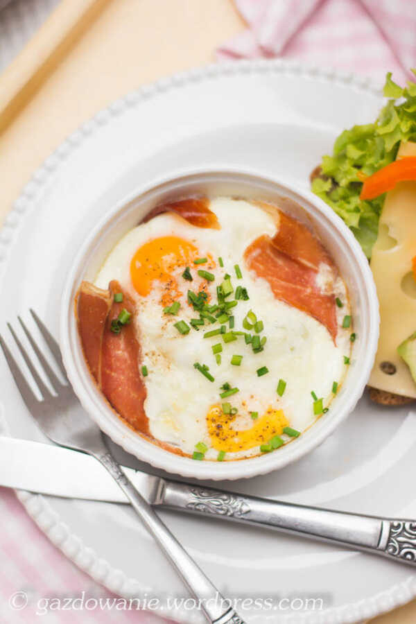 Z cyklu: leniwe weekendowe śniadania, czyli jajka zapiekane z szynką serrano, mozzarellą i rukolą