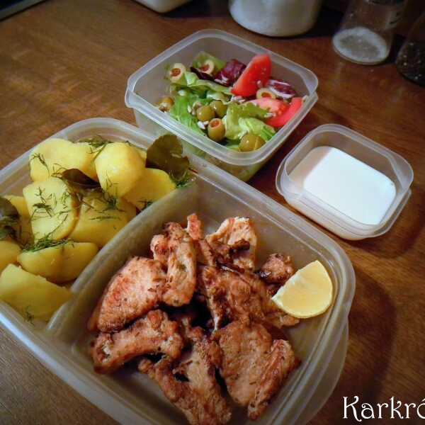 Szybki lunchbox: grillowany indyk, sałatka, żółte ziemniaki