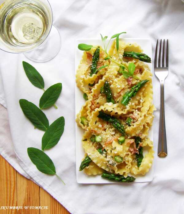 Makaron fettuccine ricce z zielonymi szparagami, szynką parmeńską i szałwią