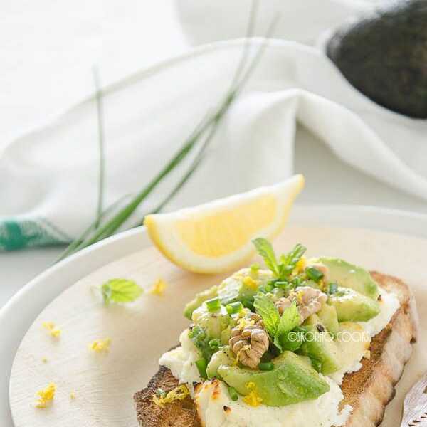 Grzanki z pieczoną ricottą i awokado / Avocado and baked ricotta bruschetta 