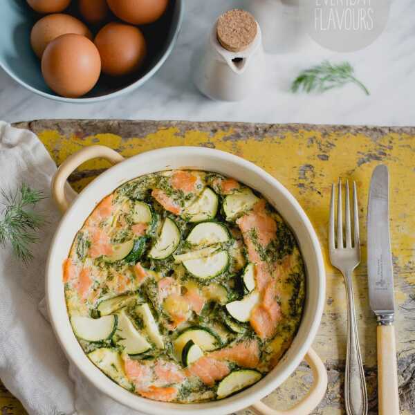 ZAPIEKANY OMLET Z WĘDZONYM ŁOSOSIEM, CUKINIĄ I KOPERKIEM.