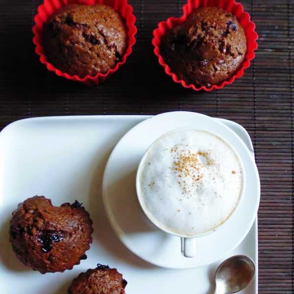 Czekoladowe muffinki z kawałkami gorzkiej czekolady