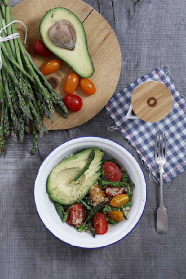 Sałatka z komosy ryżowej (quinoa) z awokado, szparagami i pomidorkami