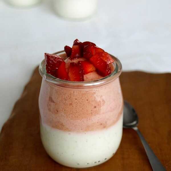 Delikatny deser z pianką truskawkową i jogurtem - idealny na lato!