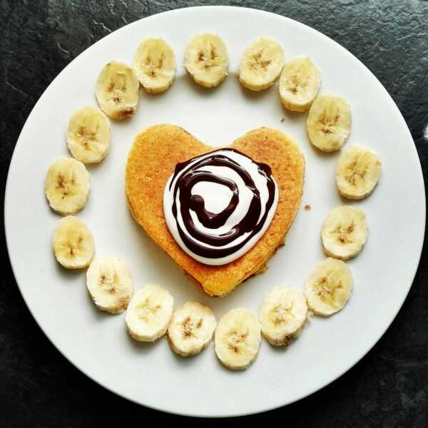 Pancakes jaglane z bananem i polewą czekoladową 