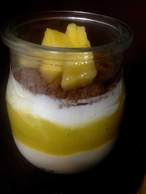 Deser jogurtowy z mango.