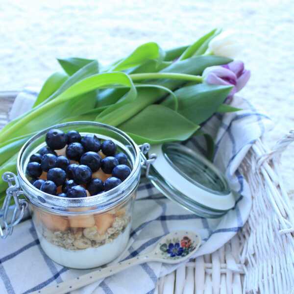 Ekspresowa granola, jogurt grecki, melon i borówki!