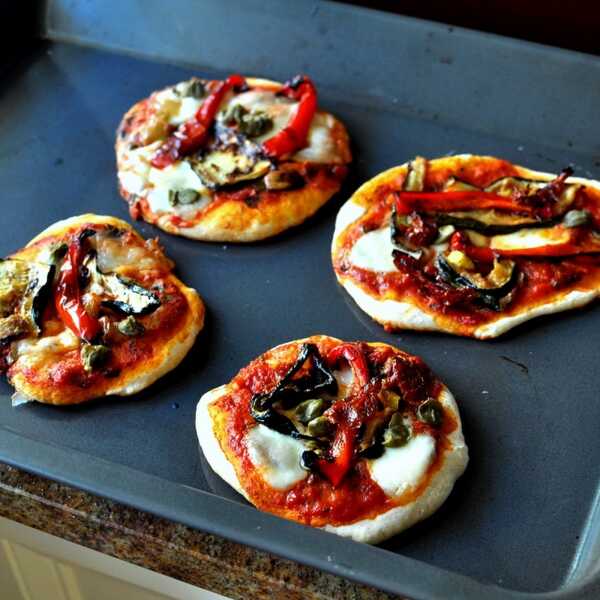 Mini pizze z pieczonymi warzywami i mozzarellą