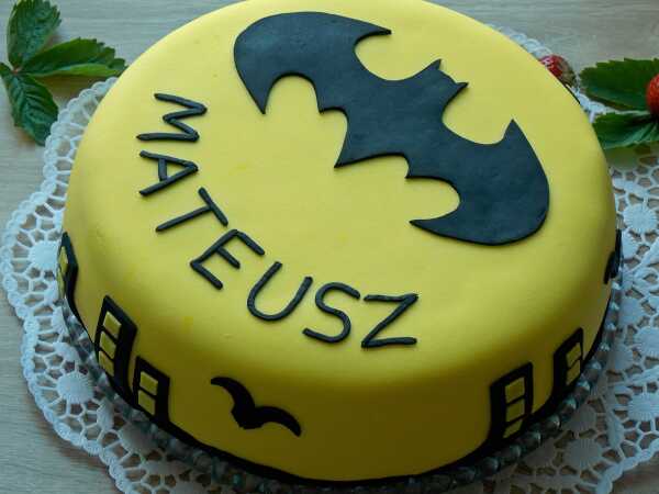 Tort Batman z truskawkami