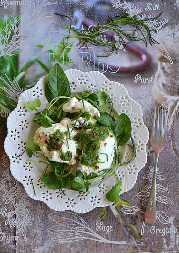 Pesto z ziela oliwnego, Mozzarella di Bufala i rukiew wodna. Sałatka na lato!