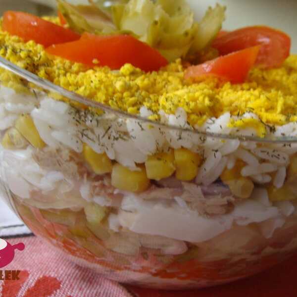 Sałatka warstwowa z tuńczykiem i ryżem