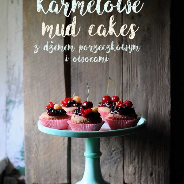 Karmelowe 'Mud Cakes' z dżemem porzeczkowym i owocami