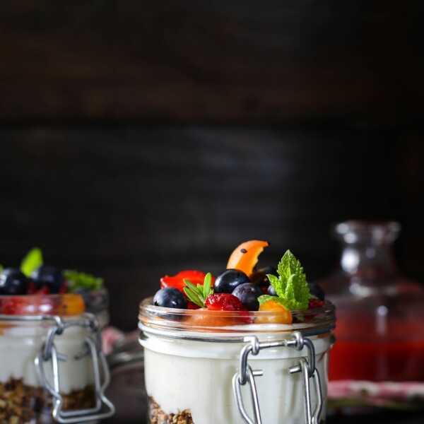 GRANOLA Z JOGURTEM I OWOCAMI - GRANOLA WITH YOGURT AND BERRIES