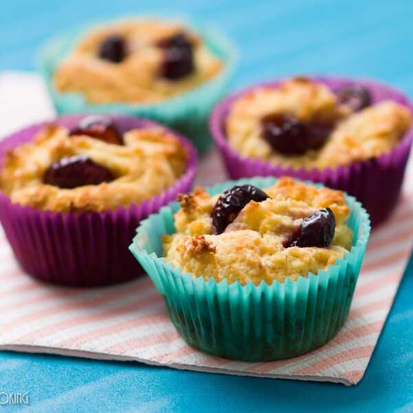 Kukurydziano-kokosowe muffiny z czereśniami