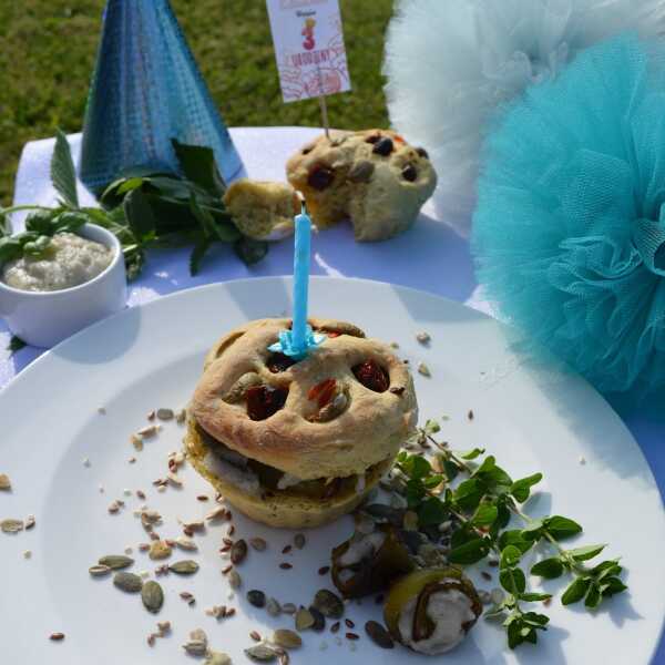 Urodzinowy wytrawny torcik dla Akademii Kulinarnej Whirlpool - focaccia z kremem z topinamburu i zieloną papryką