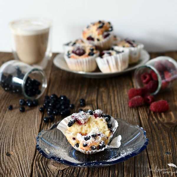 Muffinki z jagodami i malinami