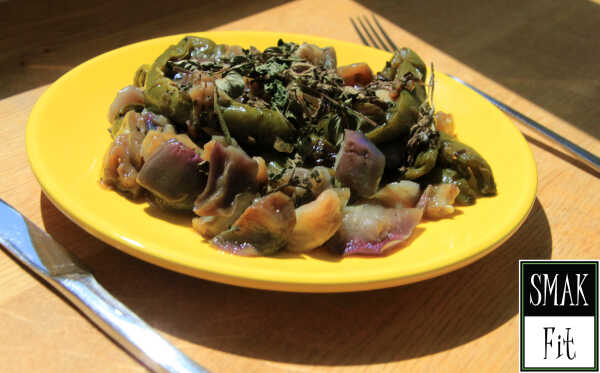 Gorących warzyw dodatek lub samodzielny „obiadek”- duszony bakłażan z cukinią i kolorową cebulą
