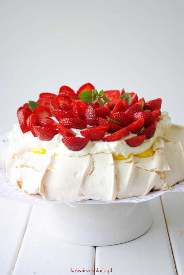 Pavlova z truskawkami i lemon curd