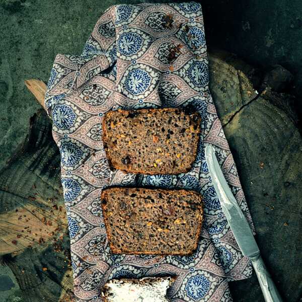 Chleb orkiszowo-kasztanowy z rodzynkami na zakwasie