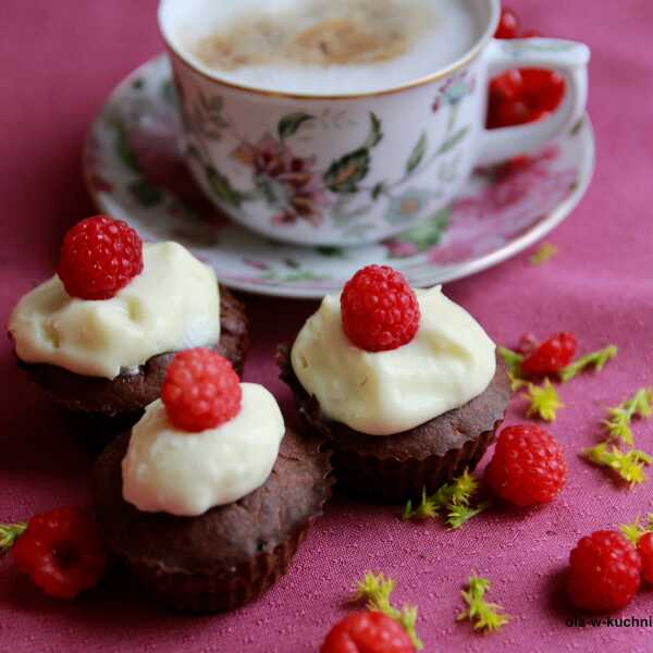 Kawowe muffiny z malinami i czerwoną porzeczką
