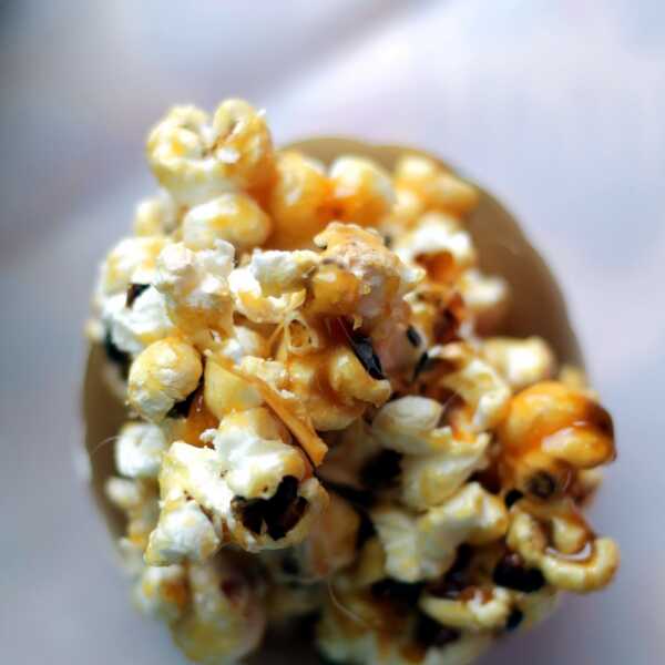 Popcorn w karmelu.