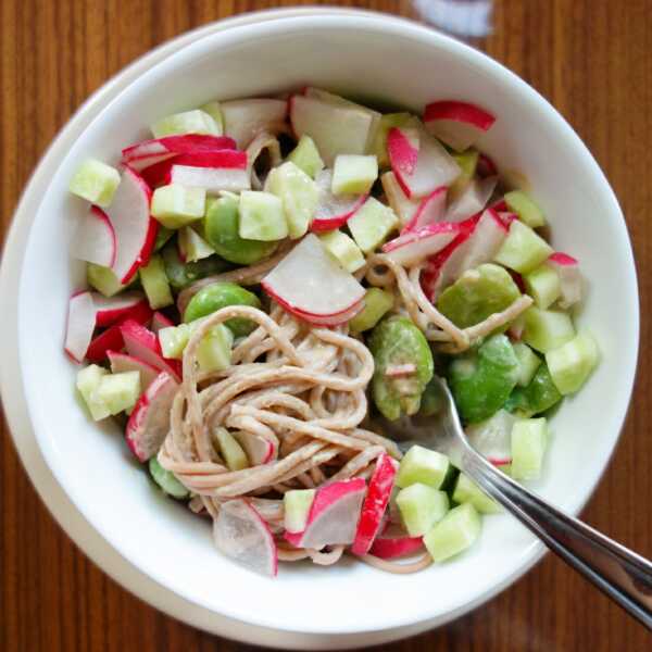 Micha makronu soba z bobem i sosem z tahini (ekspresowa!)