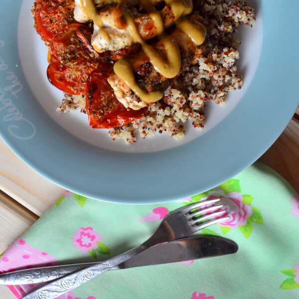 Quinoa z pieczonymi pomidorami i roladkami drobiowymi z sosem musztardowo-cytrynowym