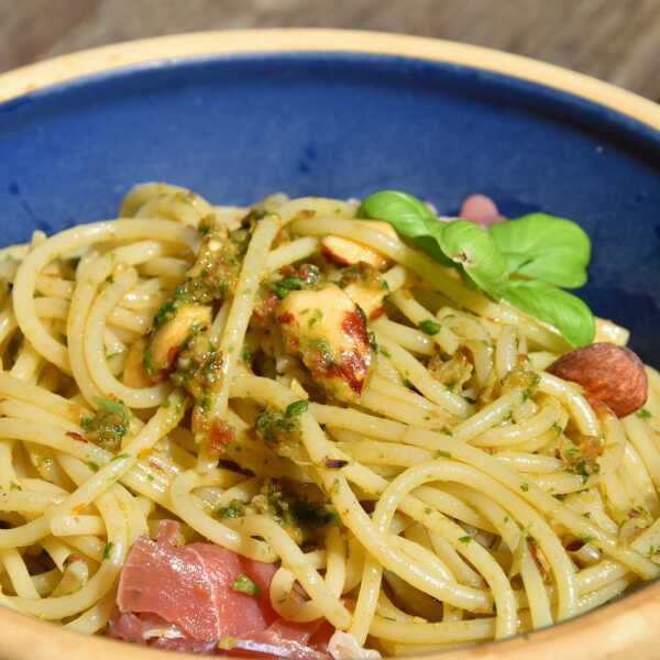 Spaghetti z pesto bazyliowo- pomidorowym, migdałami