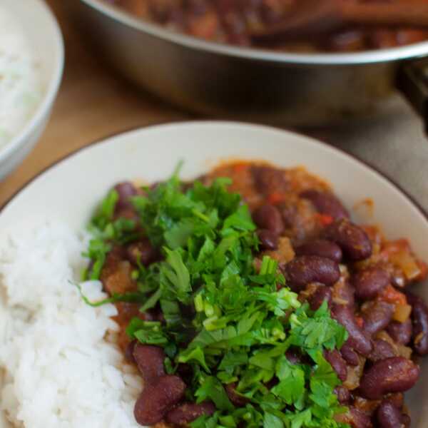 Rajma, czyli curry z czerwonej fasoli i raita ogórkowa