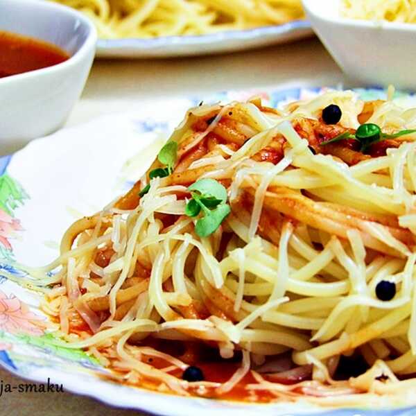 Mocno pomidorowe spaghetti z czarnym pieprzem