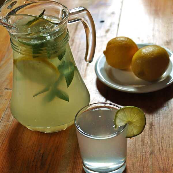 Lemoniada z limonką i miętą