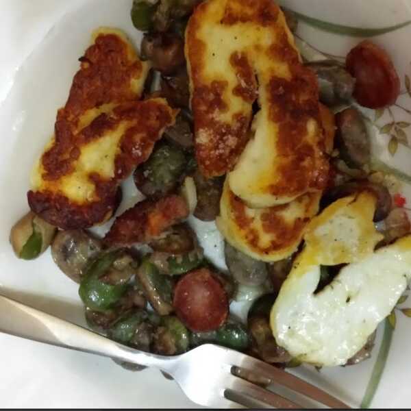 Smażony bób z serem halloumi