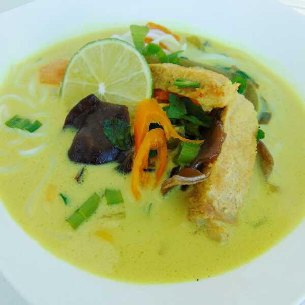 Ostra zupa tajska ze schabem i grzybami mun