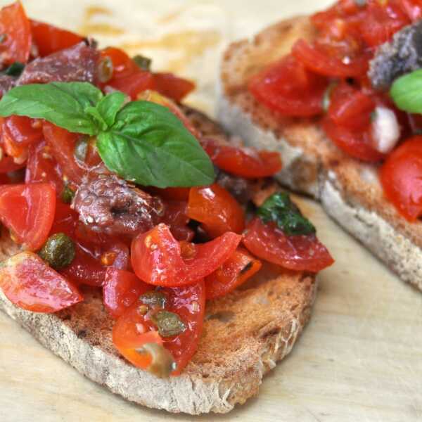 Bruschetta śródziemnomorska - z pomidorkami, kaparami i anchois