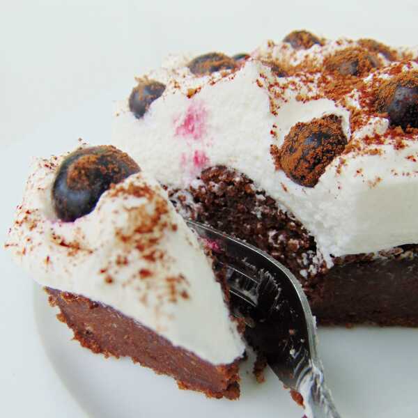 Ciasto czekoladowo-cynamonowe z bitą śmietaną i porzeczkami