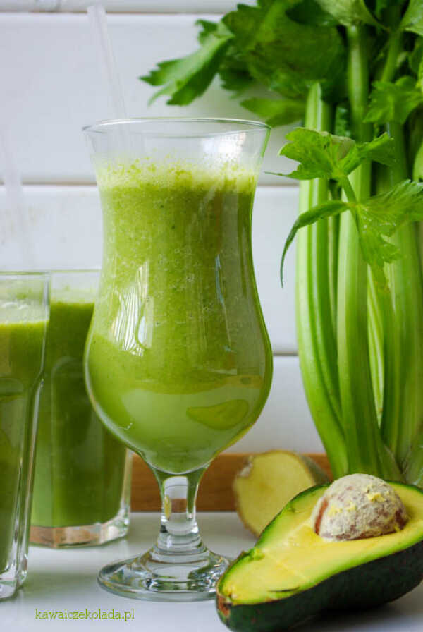 Smoothie z selera naciowego, awokado i pietruszki