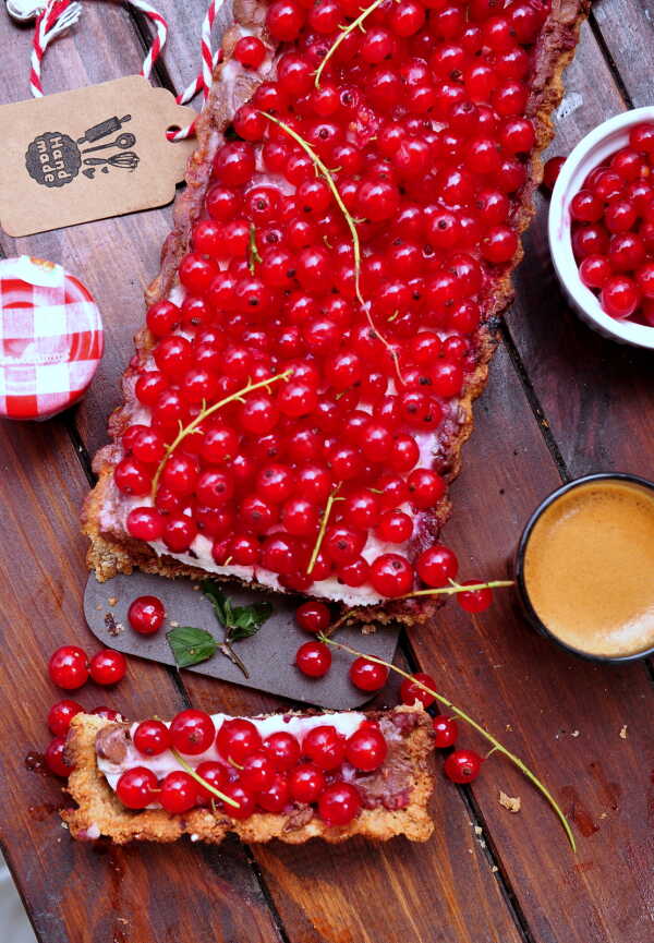 Tarta czekoladowa z kremem z orzechów nerkowca i porzeczkami