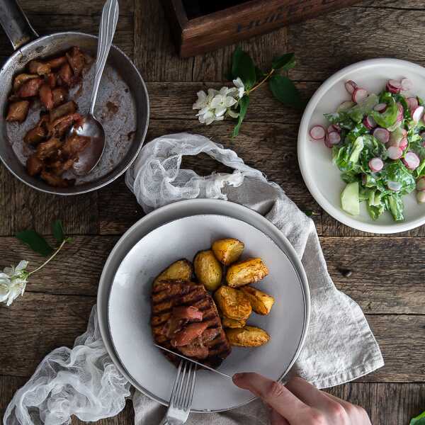 Grillowany schab z karmelizowanym rabarbarem i opiekanymi ziemniakami