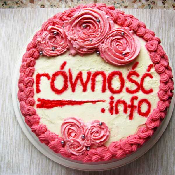 Koszyczkowy tort z różami